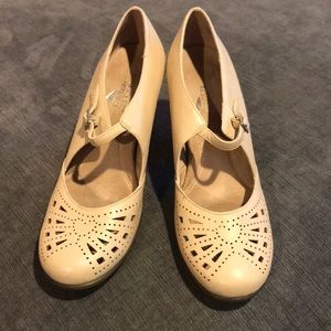 Nude Aerosoles High Heels: size 8